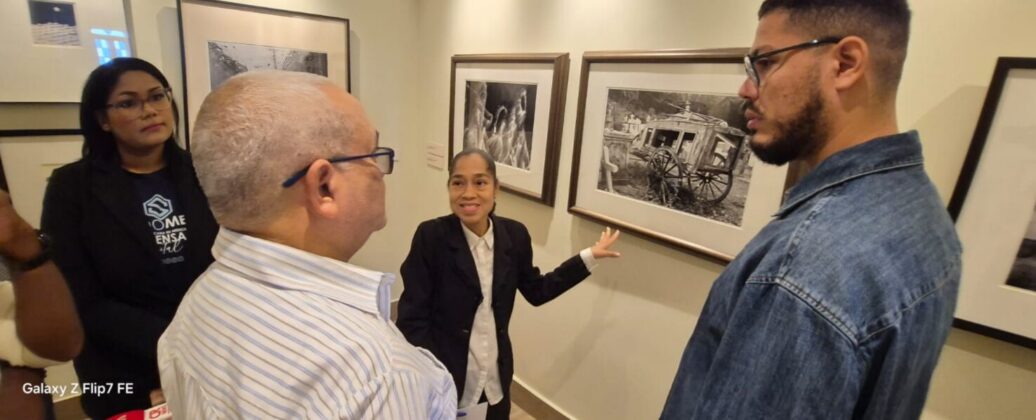 Peroiodistas observan las obras del Museo de Arte de Santiago en el Centro Cultjural Banresrvas de la Ciudad Coraz&oacute;n. Foto suministrada.