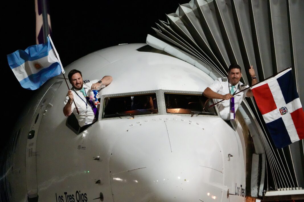 Pilotos de Arajet ondean banderas de RD y Argentina