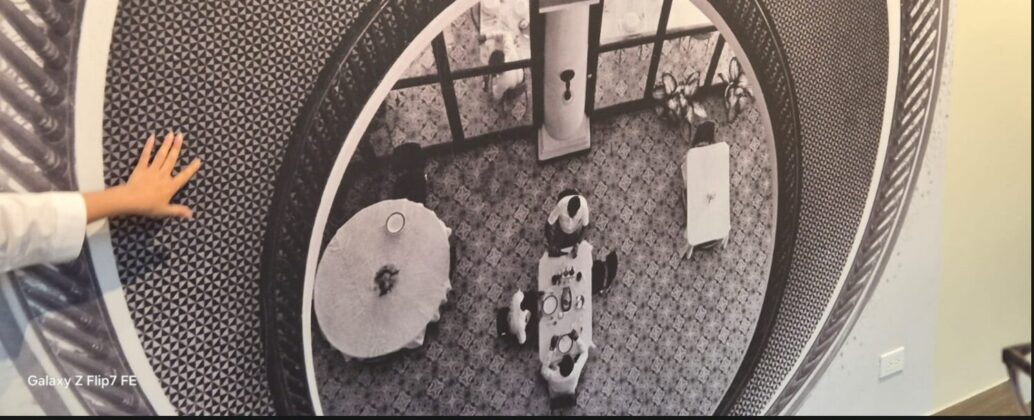 Una guia del Centro Cultural Banreservas de Santiago muestra una foto original del Hotel Mercedes. Foto suministrada.