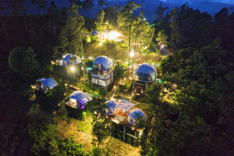 Vista panorámica nocturna de The Domes Jarabacoa