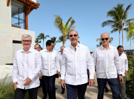 El presidente Abinader, el ministro de Turismo y los ejecutivos de las cadenas hoteleras recorren la zona de los nuevo hoteles.