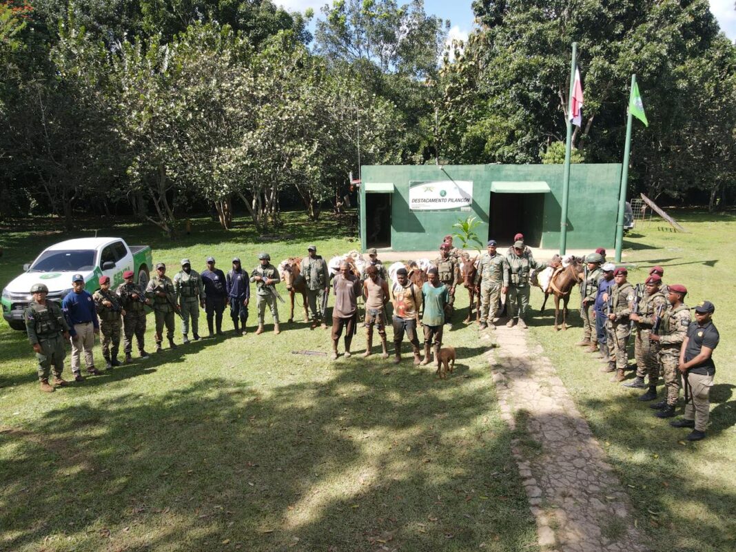 En el operativo en el Parque Nacional Los Haitises las autoridades apresaron a 56 personas, cuatro de ellas dominicanas y 52 de nacionalidad haitiana con estatus migratorio irregular.