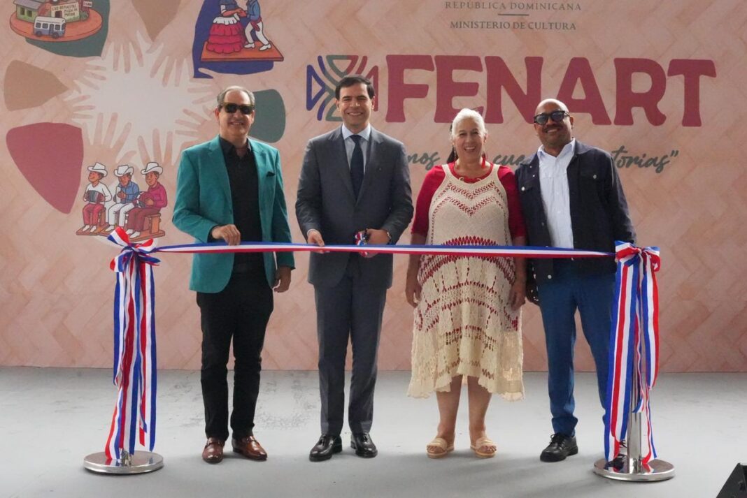 Momento del corte de la cinta que dejó abierta FENART 2025, feria con entrada abierta al público durante los tres días de programación, se presenta como un espacio para celebrar la creatividad dominicana,