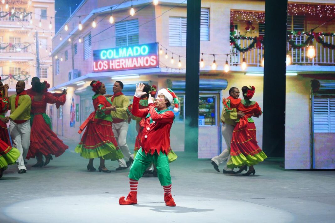 “Fantasía de Navidad” narra la entrañable historia de un duende navideño proveniente del Polo Norte, interpretado por el actor Kenny Grullón, quien llega por error a la República Dominicana.