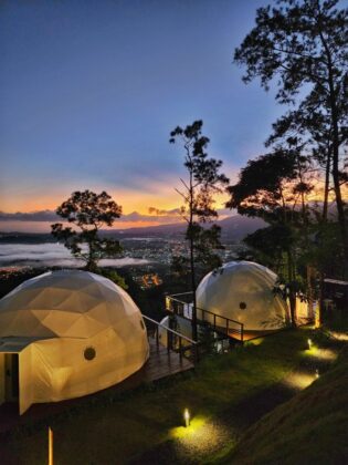 Desde los glamping de The Domes se observa todo el valle intramontano en que se asienta el pueblo de Jarabacoa