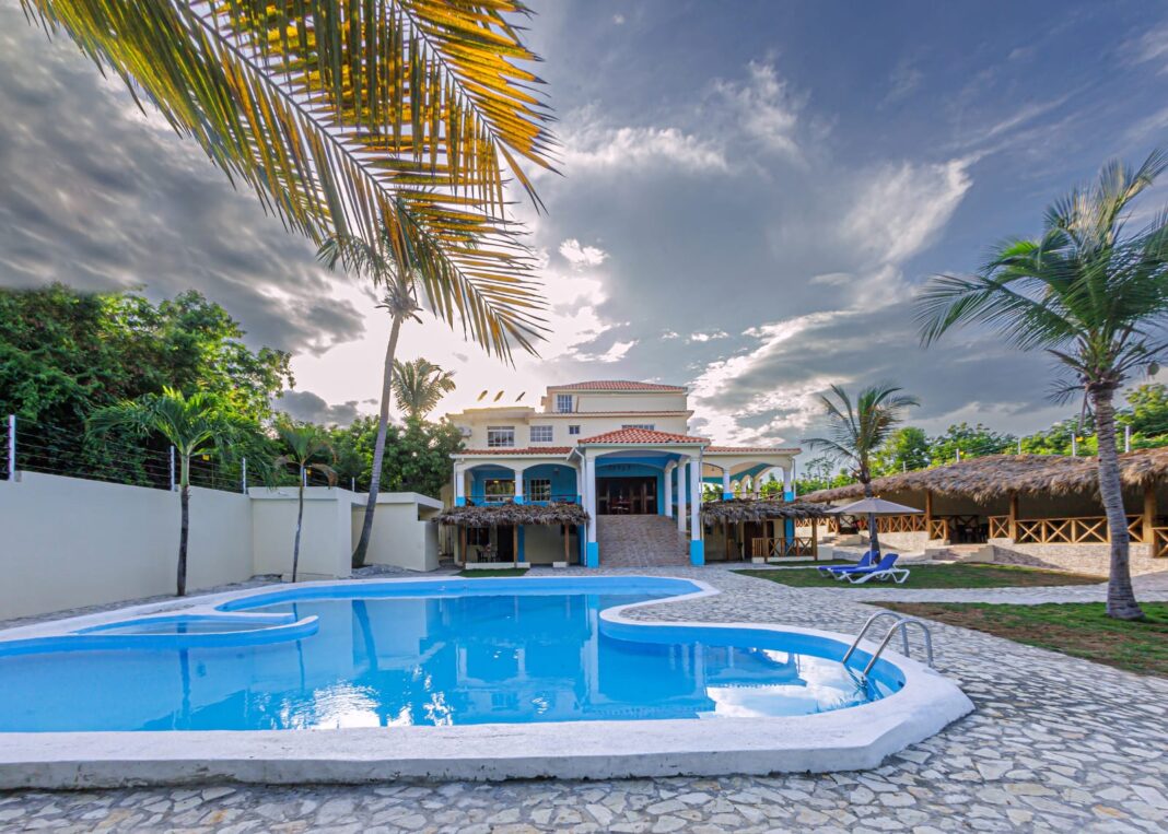 Con esta reapertura, La Saladilla Beach Club consolida su posición como hotel boutique en Barahona.