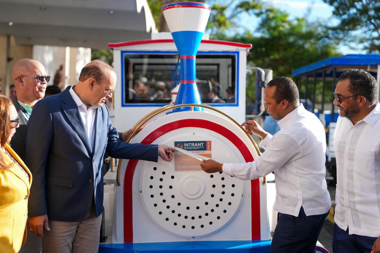 Toque oficial para dejar en funcionamiento el Roco Tren Turístico de Santiago.
