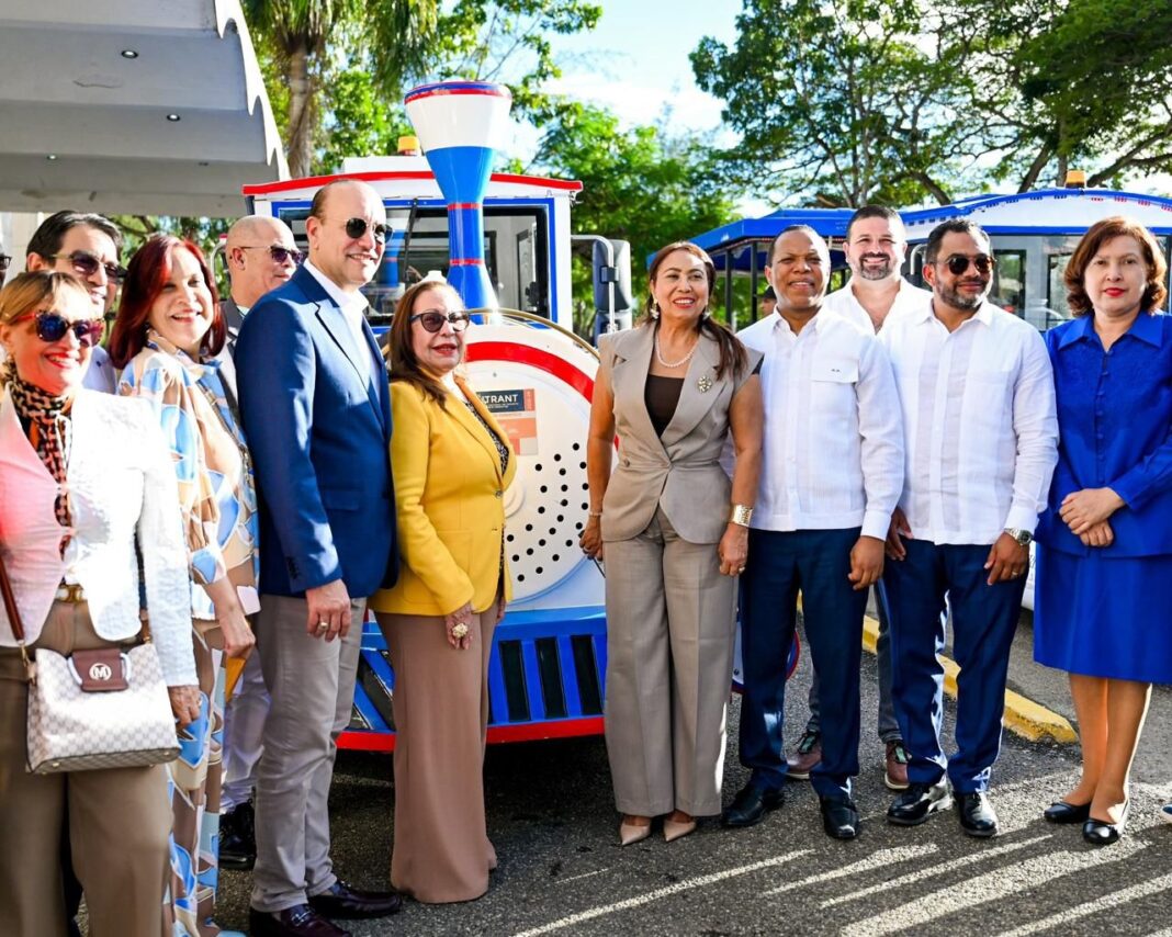 El Roco Tren Turístico de Santiago busca poner en valor el patrimonio histórico, cultural y urbano de la ciudad, ofreciendo a residentes y visitantes una experiencia accesible y sostenible