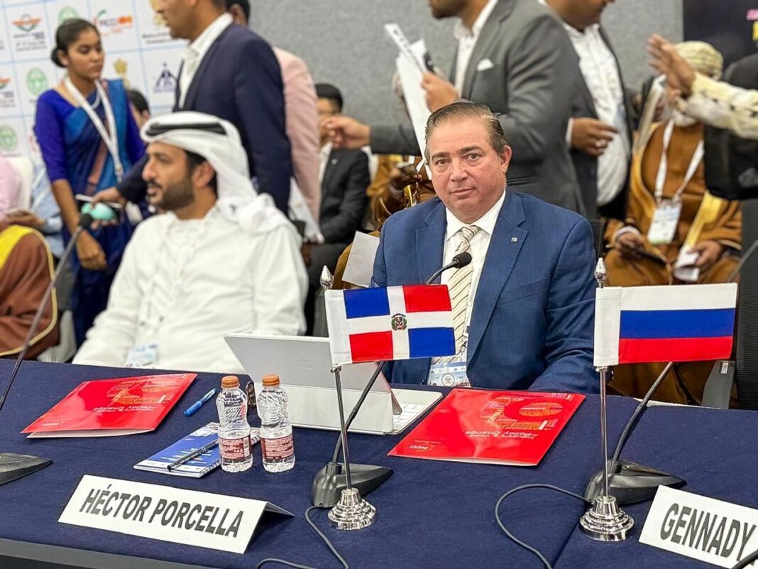 Durante su exposición, Héctor Porcella destacó la política de Cielos Abiertos de la República Dominicana, la cual ha permitido alcanzar niveles históricos de crecimiento del transporte aéreo.