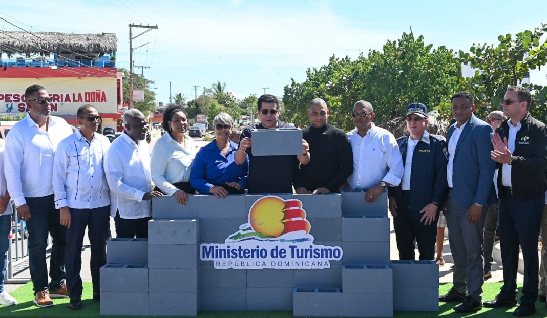 El ministro de Turismo encabezó un acto en San Pedro de Macorís para anunciar la intervencion de Playa El Faro.