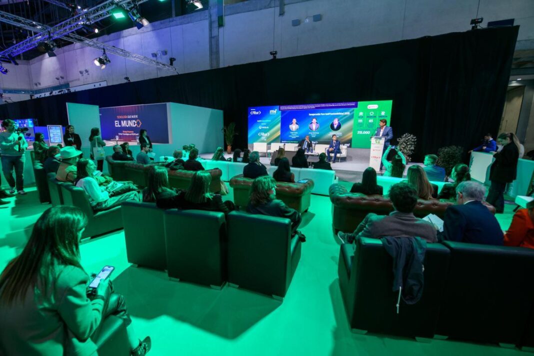 FITUR TechY reúne a líderes empresariales, responsables institucionales y expertos internacionales para abordar el impacto de la IA, la sostenibilidad y la gobernanza digital en el futuro del turismo.