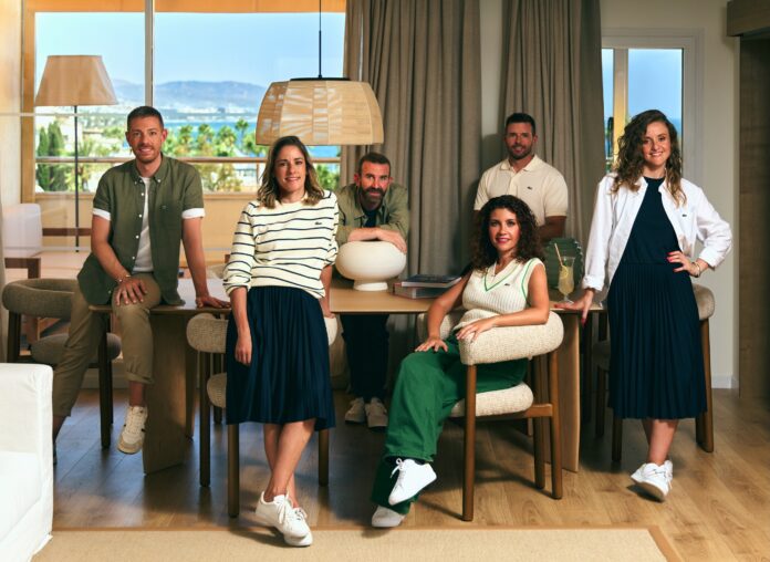 2025_08_28_MELIAXLACOSTE_3251 Me by Meliá y la icónica firma de moda francesa se han unido para fortalecer los valores que ambas marcas comparten, convirtiendo a los equipos de sus hoteles en embajadores a través de una nueva propuesta de uniformidad