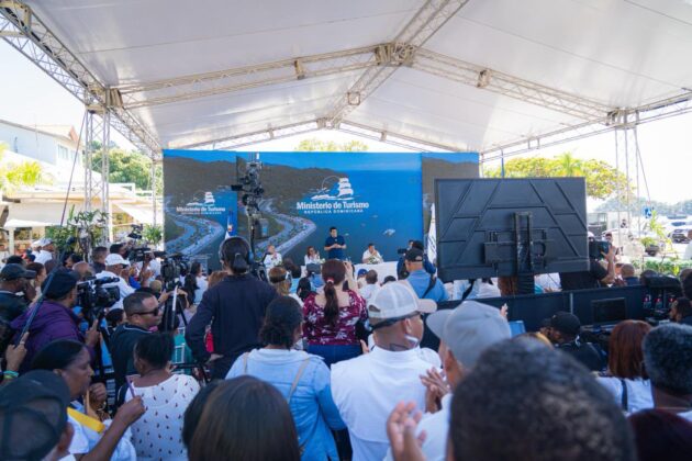 Acto de reinaugruaci&oacute;n del Parque Duarte de Santa B&aacute;rbara de Saman&aacute; encabezado por le ministro de Turismo, David Collado.