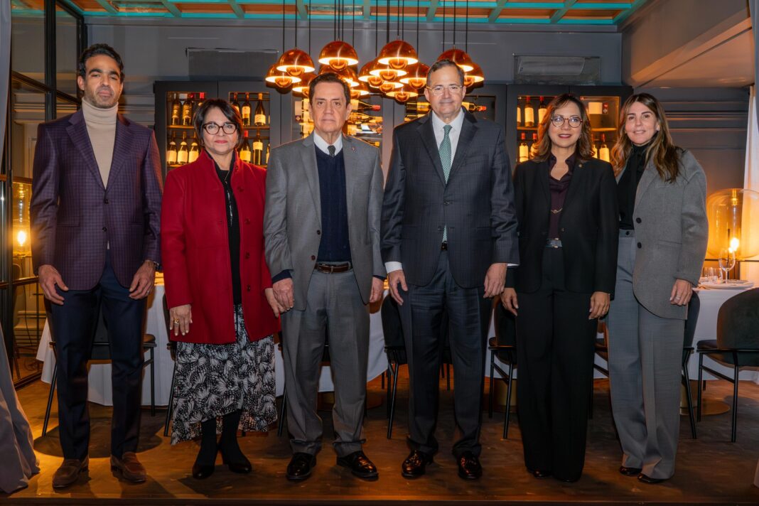 En el acto del Banco BHD figuran Antonio Castillo, Grey de Raful, Tony Raful, Steven Puig, Josefina Navarro, Ana Pilar Cochón