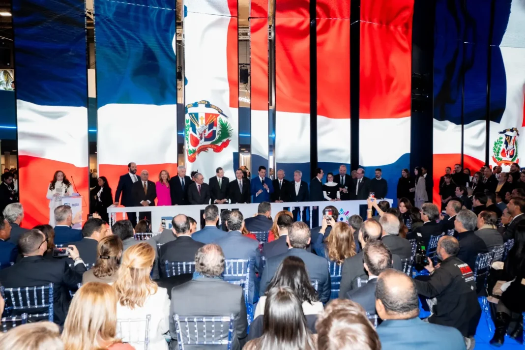 Momento de la apertura del stand dominicano en Fitur 2026 bajo una fuerte apuesta por el crecimiento, la diversificación de mercados y la consolidación de inversiones, con una agenda institucional y comercial de alto impacto para el sector.