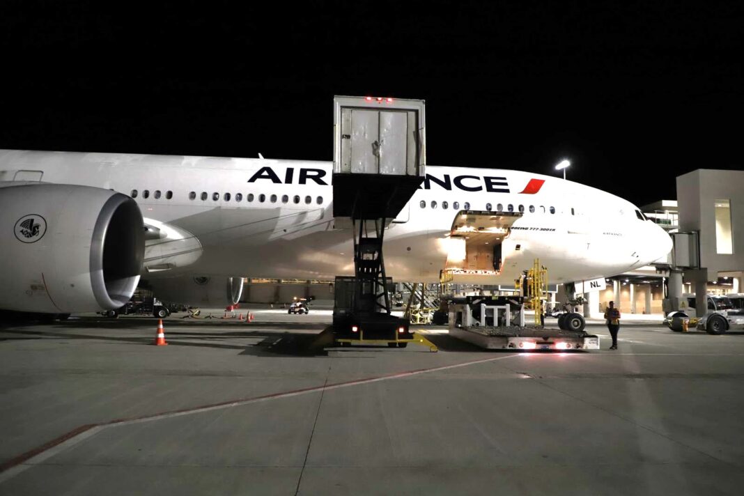 Avión de Air France que realizó el primer vuelo entre París y Punta Cana para esta temporada alta de turismo en el Caribe