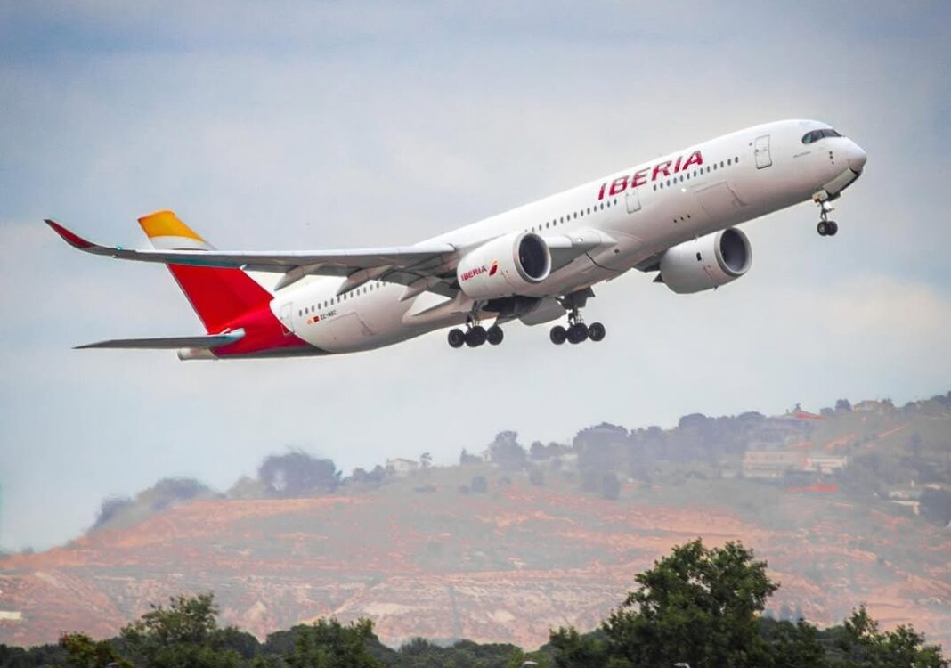 La reactivación del acuerdo se produjo tras una renegociación de las condiciones, en la que Iberia aceptó mejorar de forma sustancial la experiencia de vuelo en la ruta Madrid–Santo Domingo, uno de los principales enlaces aéreos entre Europa y el Caribe.