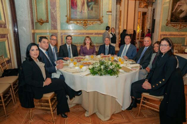 De izquierda a derecha, los se&ntilde;ores Mariel Bera, Jos&eacute; Cuervo, Jos&eacute; M&aacute;rmol, Robinson Bou, Antonia Ant&oacute;n de Hern&aacute;ndez, Jos&eacute; Hern&aacute;ndez Caama&ntilde;o, Juan Manuel Mart&iacute;n de Oliva, Luis E. Esp&iacute;nola, Karina Vallejo y Beatriz Sousa.