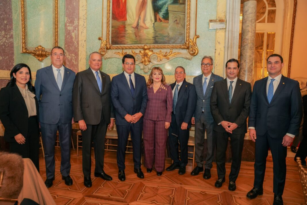 De izquierda a derecha, los señores Mariel Bera, Juan Manuel Martín de Oliva, Luis E. Espínola, David Collado, Antonia Antón de Hernández, José Hernández Caamaño, José Mármol, Robinson Bou y José Cuervo.