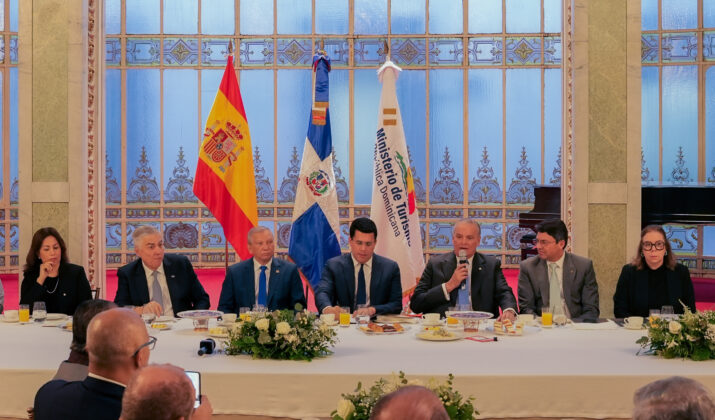De izquierda a derecha, los se&ntilde;ores Anabel Bueno, Juan Bancalari, Leonardo Aguilera, David Collado, Luis E. Esp&iacute;nola, Guillermo M&eacute;ndez y Tammy Reynoso.