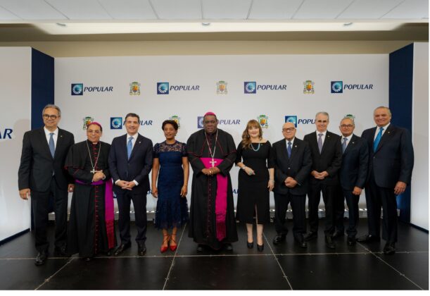 Desde la izquierda, los se&ntilde;ores Jos&eacute; M&aacute;rmol, Santiago Rodr&iacute;guez Rodr&iacute;guez, Christopher Paniagua, Daysi De &Oacute;leo, Jes&uacute;s Castro Marte, Antonia Ant&oacute;n de Hern&aacute;ndez, Manuel E. Jim&eacute;nez F., Ren&eacute; Grull&oacute;n Finet, Juan Lehoux y Luis E. Esp&iacute;nola
