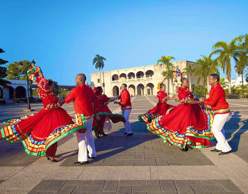 Ballet folclórico de Turismo durante una presentación en la Plaza España en Santo Domingo Colonial