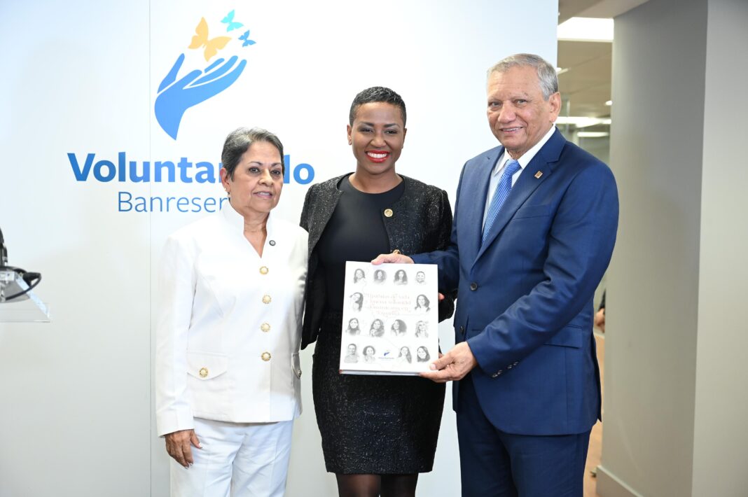 La doctora Carmen Alicia Quijano de Aguilera, presidenta del Voluntariado Banreservas, y el doctor Leonardo Aguilera, presidente ejecutivo de Banreservas, entregan un ejemplar de Historias de vida y buena voluntad dominicana en España a Neivy Tolentino, una de las dominicanas que narran sus historias en la obra.