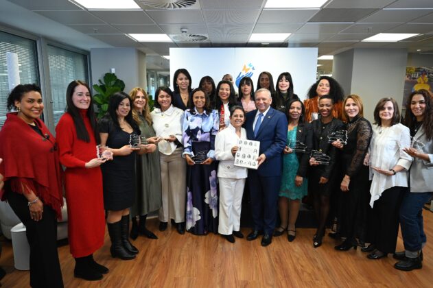 La doctora Carmen Alicia Quijano de Aguilera, presidenta del Voluntariado Banreservas, y el doctor Leonardo Aguilera, presidente ejecutivo de Banreservas, junto a las dominicanas que narran sus historias en el libro Historias de vida y buena voluntad dominicana en Espa&ntilde;a.