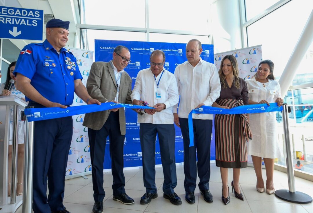 Autoridades civiles y militares y ejecutivos de Copa Airlines al momento de inagurar los nuevos servicios