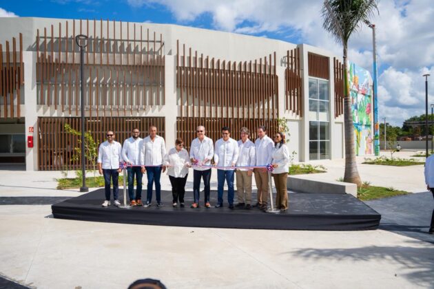 Corte de cinta que dej&oacute; inaugurada la Plaza Multiuso de El Seibo