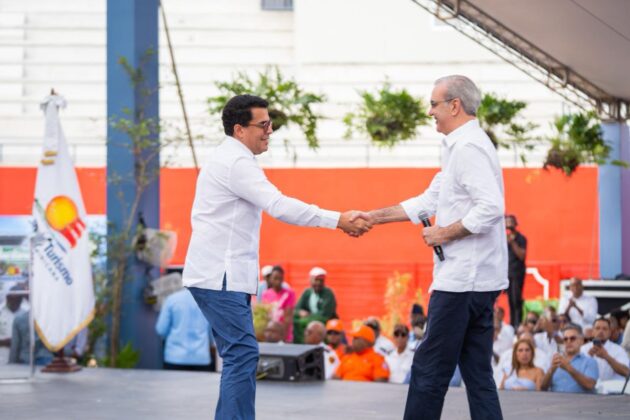 David Collado y Luis Abinader se saludan como forma de celebrar la entrega de la Plaza Multiuso Seibana inagurada por ambos servidores p&uacute;blicos este viernes.