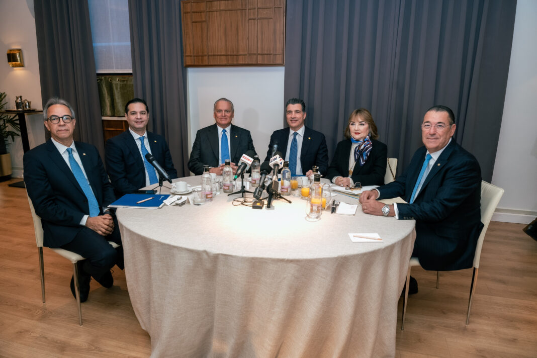 De izquierda a derecha, los señores José Mármol, Robinson Bou, Luis E. Espínola, Christopher Paniagua, Antonia Antón de Hernández y Juan Manuel Martín de Oliva.