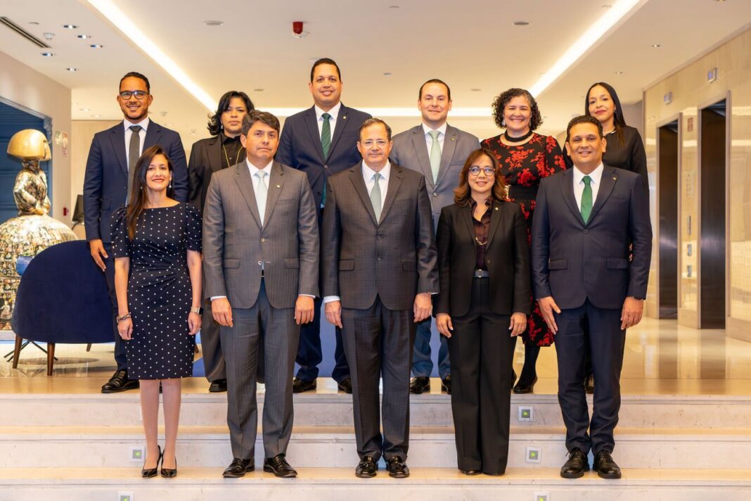 Delegación del BHD que trabajará por la entidad bancaria dominicana en en Fitur.