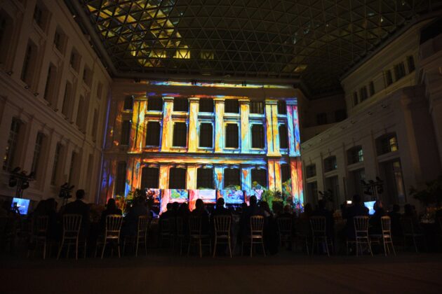 El video mapping inmersivo ilumin&oacute; la b&oacute;veda de cristal con im&aacute;genes dominicanas.