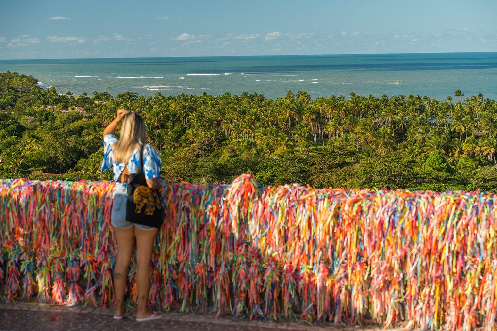 El Mirador de las Cintas de la Iglesia de Nuestra Señora del Socorro es uno de los atractivos imperdibles de Arraial d'Ajuda, Brasil.