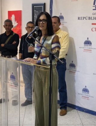 En el p&oacute;dium, Zaida Mej&iacute;a, presidenta del CODAP, de izquierda derecha le acompa&ntilde;an, Di&oacute;genes Santana, Jos&eacute; Erick Herrera y V&iacute;ctor Valerio.