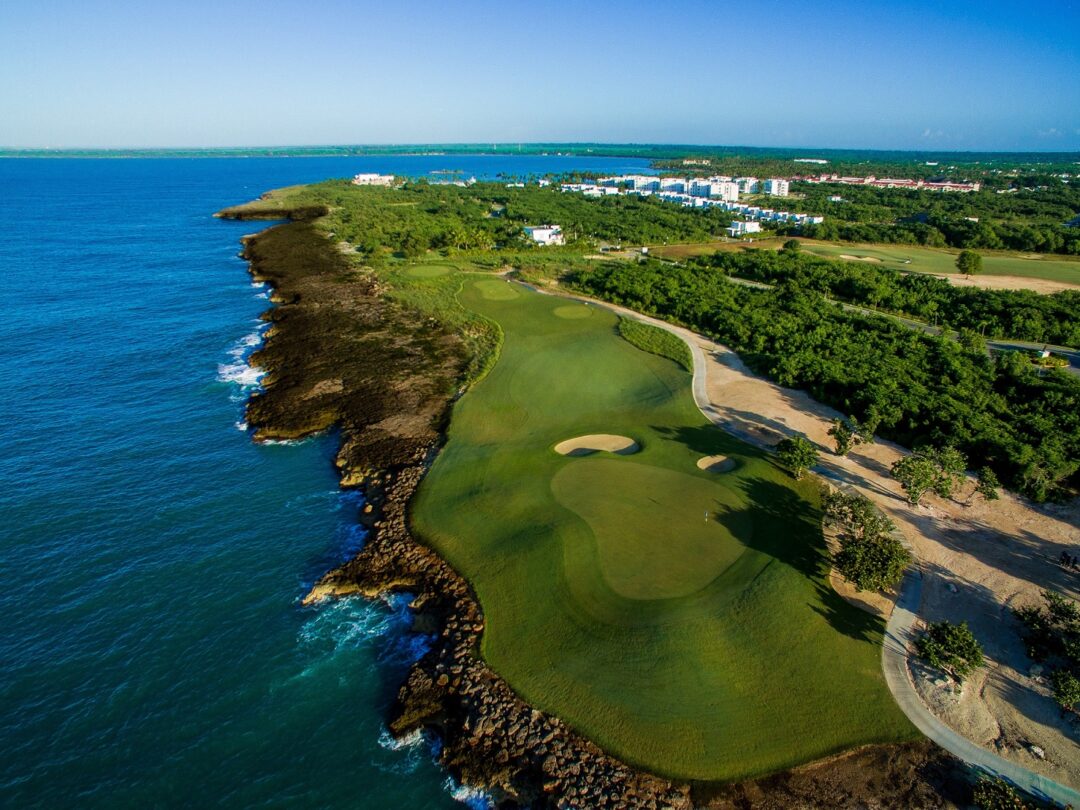 PGA Ocean´s 4 es un club de golf ubicado en el exclusivo residencial Playa Nueva Romana, en República Dominicana, que cuenta con un total de 27 hoyos repartidos en dos espectaculares campos de golf.