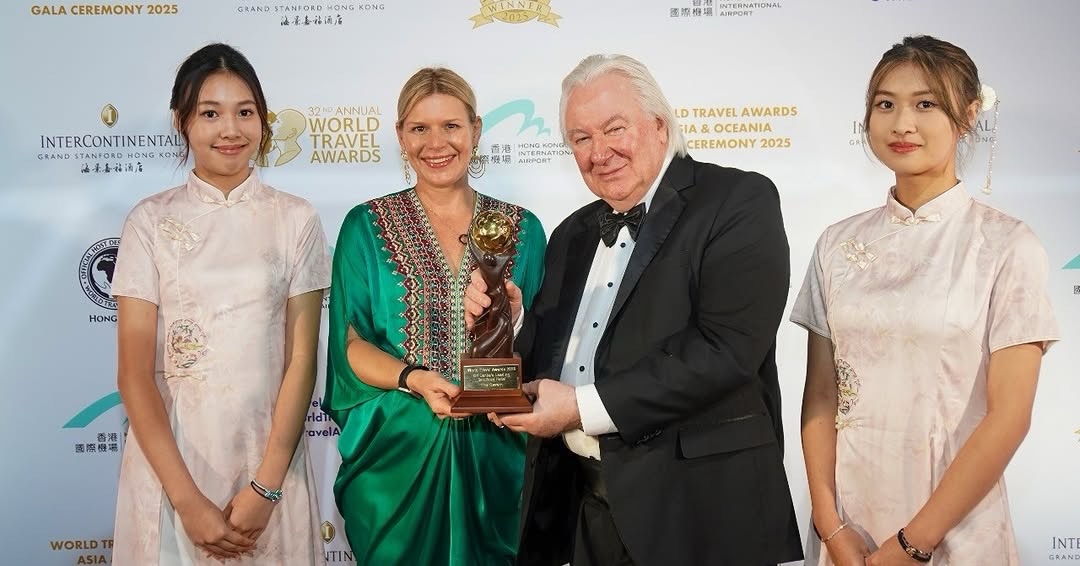 Graham Cooke, fundador de los World Travel Awards, durante la ceremonia de los premios el año pasado junto a ejecutivos del hotel La Cueva de Siri Lanka que obtuvo el premio al Mejor Hotel Boutique.