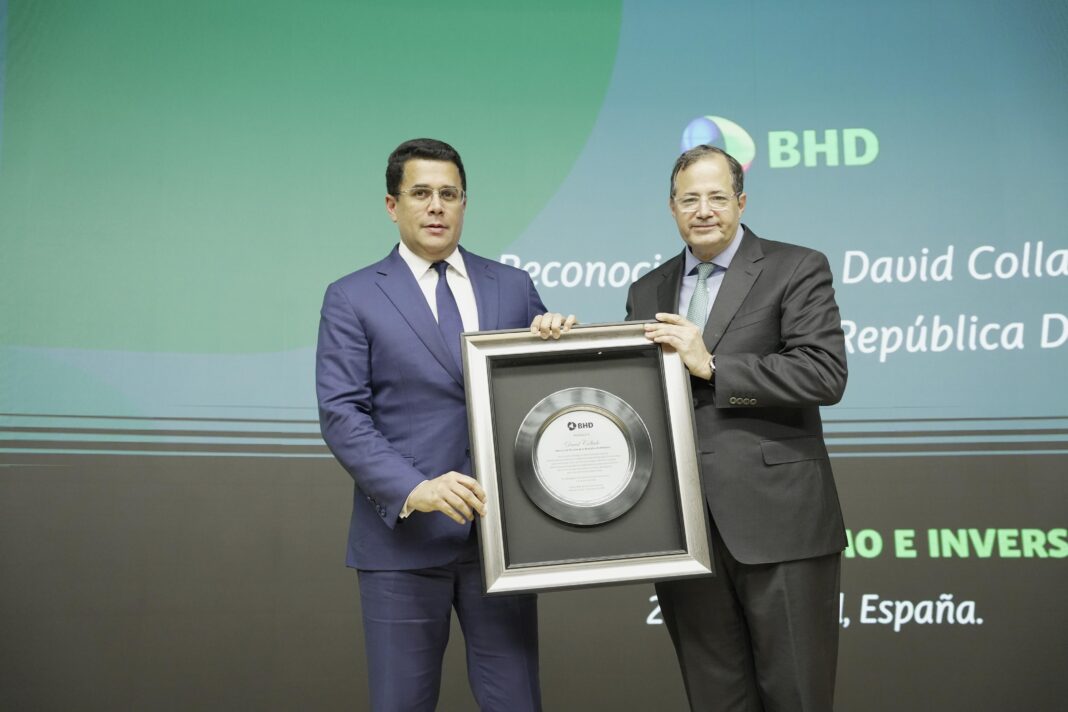 Steven Puig, presidente del Banco BHD, durante la entrega del reconocimiento al ministro de Turismo, David Collado.