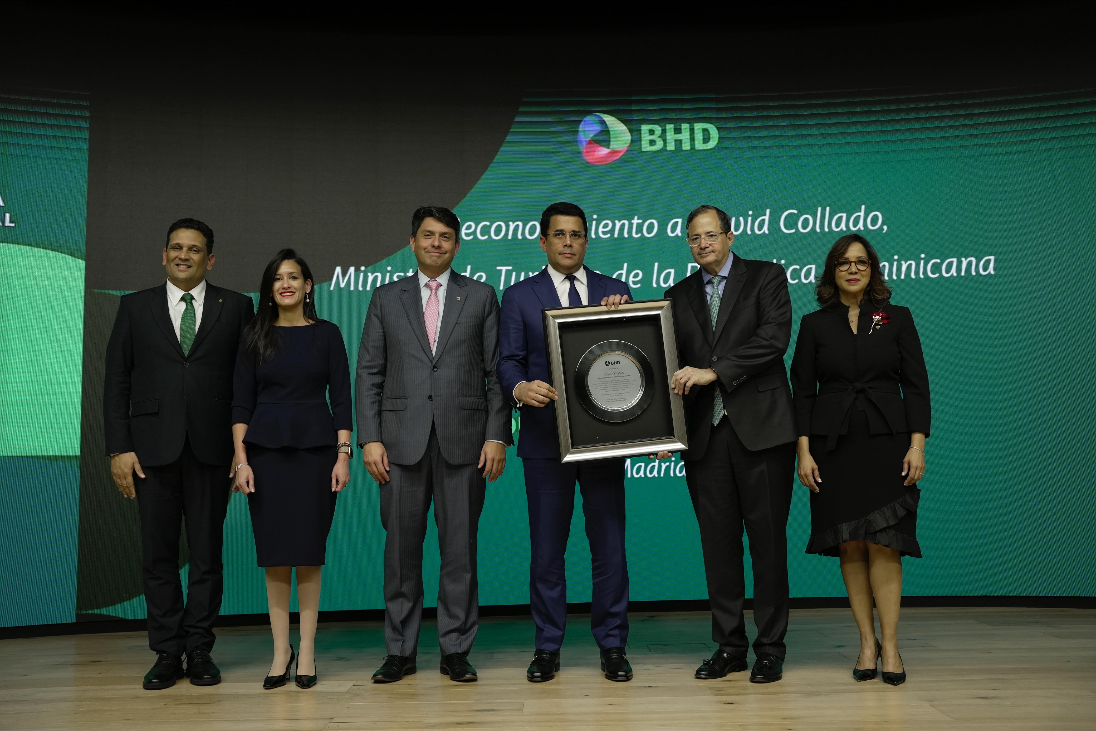 Ejecutivos del BHD durante la entrega del reconocimiento a David Collado.