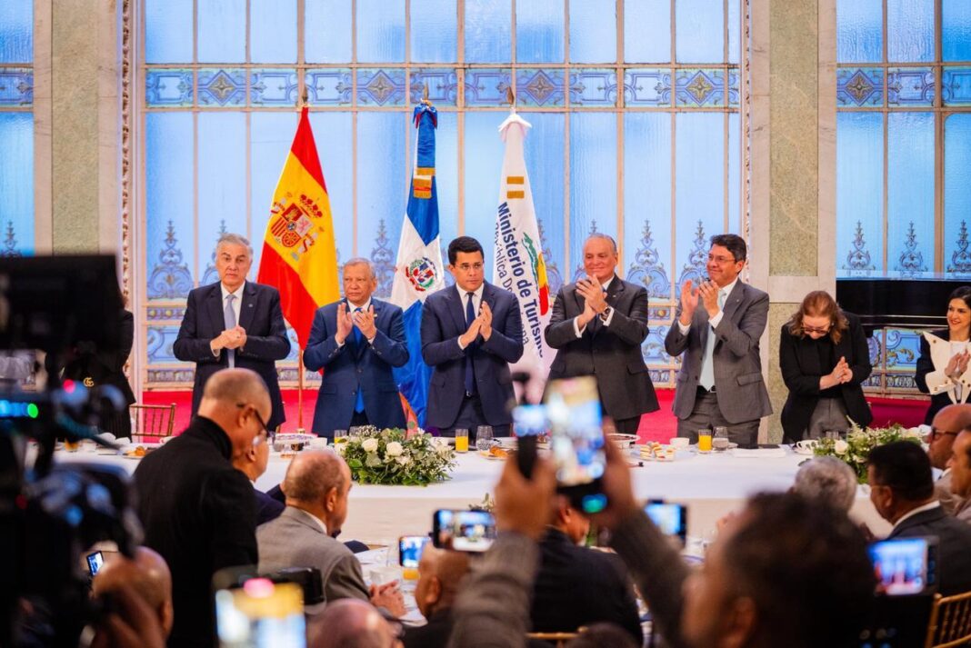 El ministro David Collado califica como un gran existo participación del país en FITUR 2026 al momento en que aplaude junto al liderazgo empresarial que se dio cita en Madrid