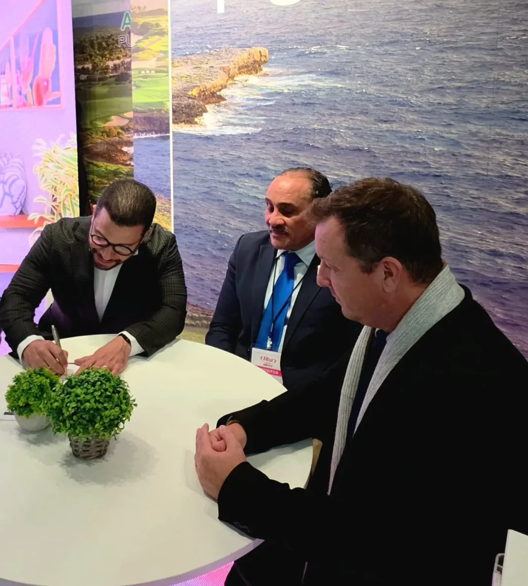Durante el acto de la firma del acuerdo figuran Jordi Díaz García y Juan Vargas, desarrolladores de Riverside y cofundadores de Dirava Construcciones, junto a Miguel Ángel, CEO de Croma Hotels,