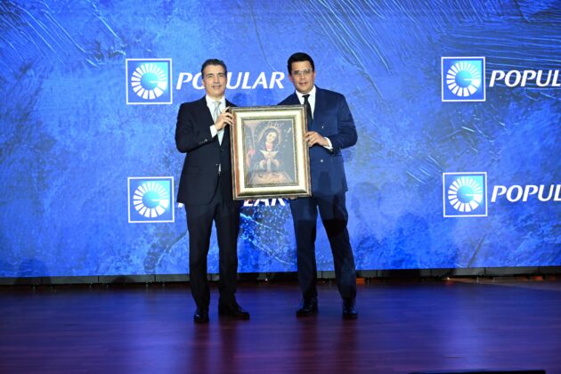 El presidente ejecutivo del Banco Popular Dominicano entreg&oacute; una imagen de la Virgen de la Altagracia al ministro de Turismo, David Collado, y simboliz&oacute; fe y esperanza nacional.