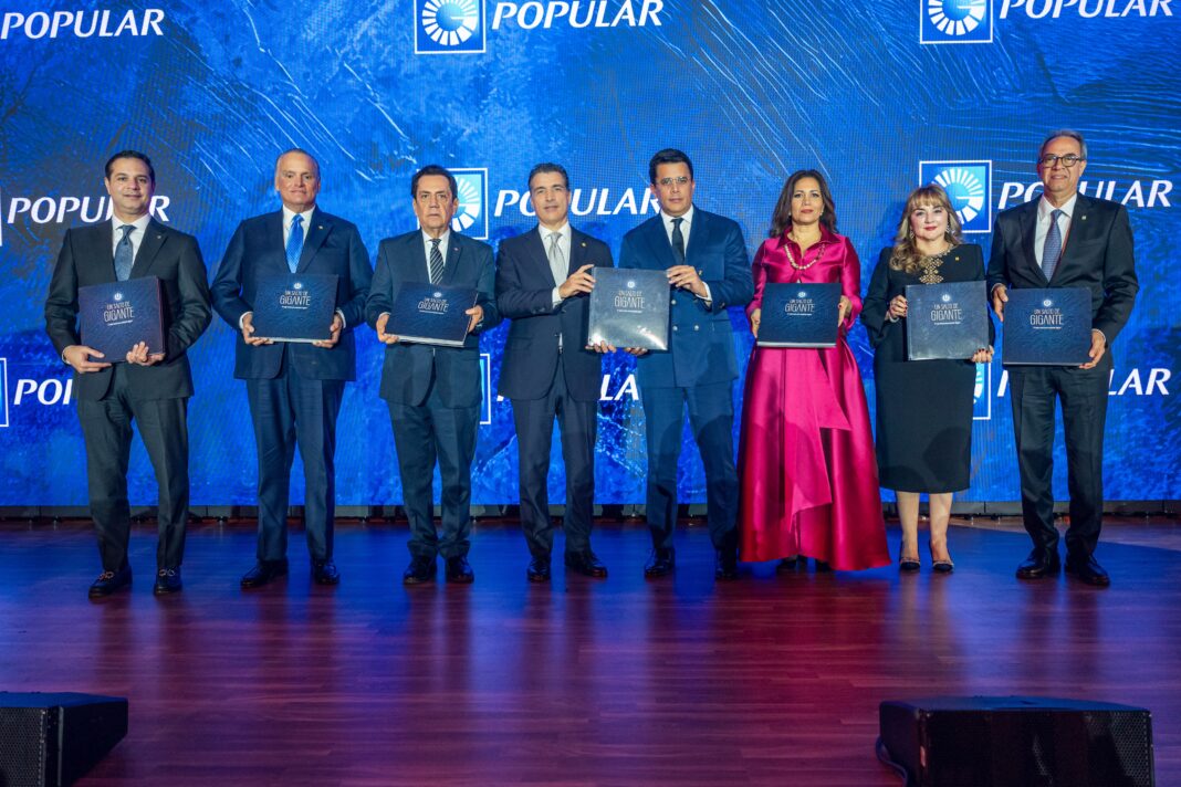 La entrega del libro institucional reunió, de izquierda a derecha, a Robinson Bou, Luis E. Espínola, Tony Raful, Christopher Paniagua, David Collado, Anabel Bueno, Antonia Antón de Hernández y José Mármol durante la gala en FITUR.