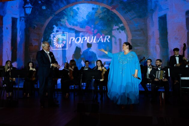 El maestro Jos&eacute; Antonio Molina y la cantante Maridalia Hern&aacute;ndez interpretaron una propuesta sinf&oacute;nica dominicana que elev&oacute; la cena gala con energ&iacute;a y elegancia art&iacute;stica.
