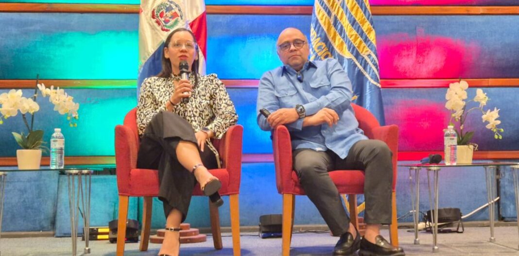 La licenciada Zurich Sosa y el ingeniero Omar de la Cruz informando de los detalles y líneas brillantes del XVIII Festival de Cine Global de Santo Domingo 2026.