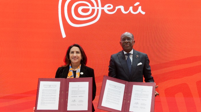 La ministra de Comercio Exterior y Turismo del Perú, Teresa Mera Gómez, y el viceministro dominicano de Cooperación Internacional, Carlos Andrés Peguero, luego de la firma del acuerdo