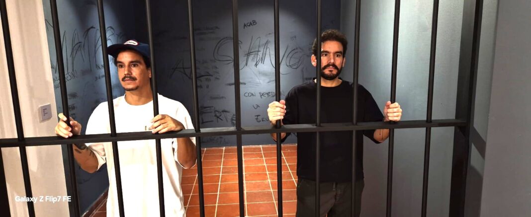 Los Hermanos Nazario en la celda que montaron en la exposición del Centro Cultural Banreservas. Foto JRS.