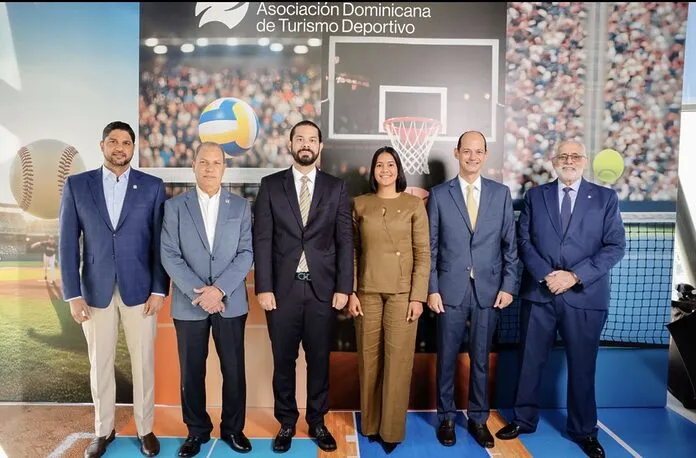Yerik Pérez, presidente de Adoturd al centro con traje negro; junto a dirigentes de Asonahores y otras entidades durante la presentación de la agenda de grandes eventos para posicionar al país como hub regional de turismo deportivo.