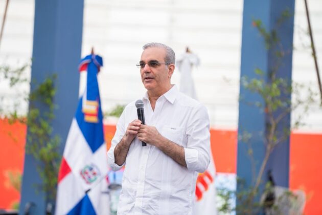 Luis Abinader habla en el Seibo durante la inauguracion de la Plaza Multiuso Seibana